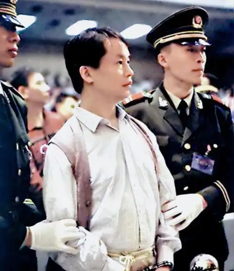 1997年，赌王差点被张子强绑架，他立马请来大舅哥蓝铧缨商量对策，蓝铧缨说：“何