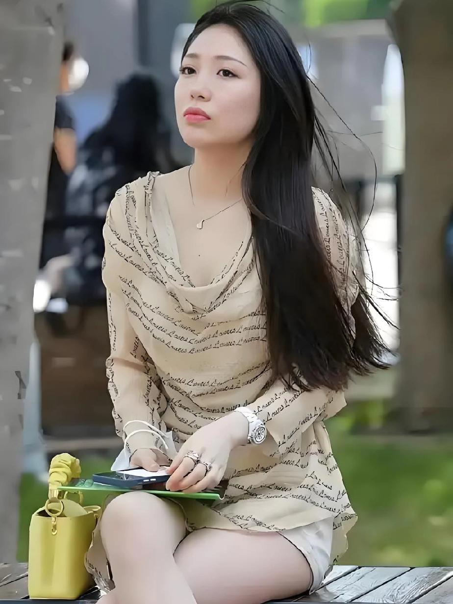好端端的婚姻不珍惜！硬是纵容自己女儿离婚，结果一一话说邻居女儿小甜，长得貌美