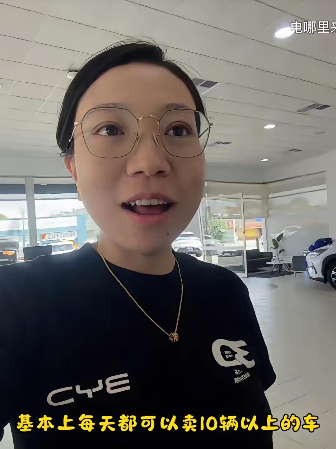 你猜怎么着？澳大利亚有个卖比亚迪的小伙，上个月一个人签了100多单。现在他见人就