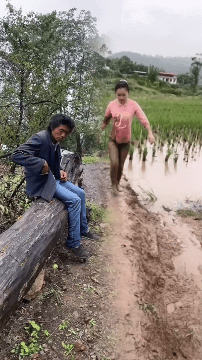 乖乖嘞！这事儿真是笑死人不偿命！那美女刚走到男子跟前，想跟他说句话，谁知道这男的