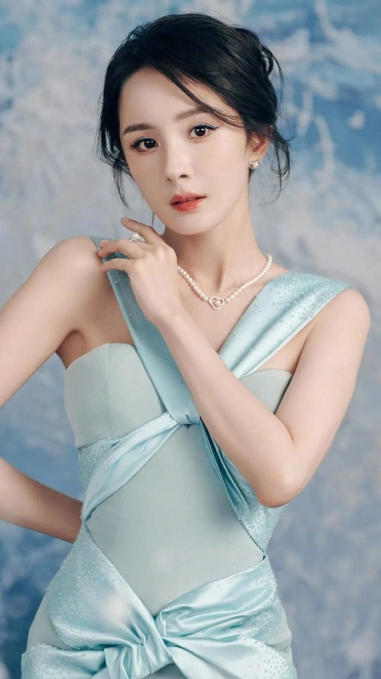 杨幂怼脸镜头好美杨幂怼脸镜头真的绝到犯规！皮肤状态紧致透亮，五官精致得像精雕过一