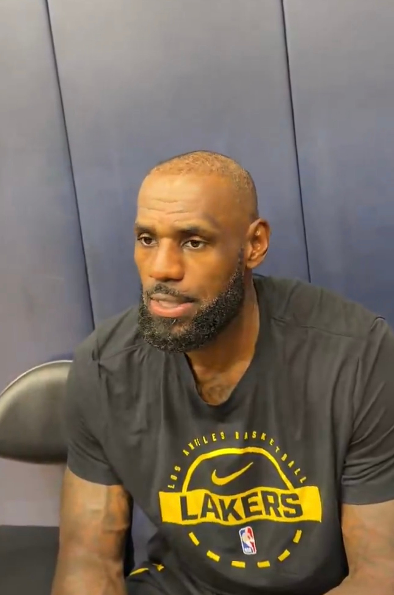 詹姆斯如何应对东契奇的伤缺：“我们需要稍微改变一下心态。我认为，无论谁上场都要提