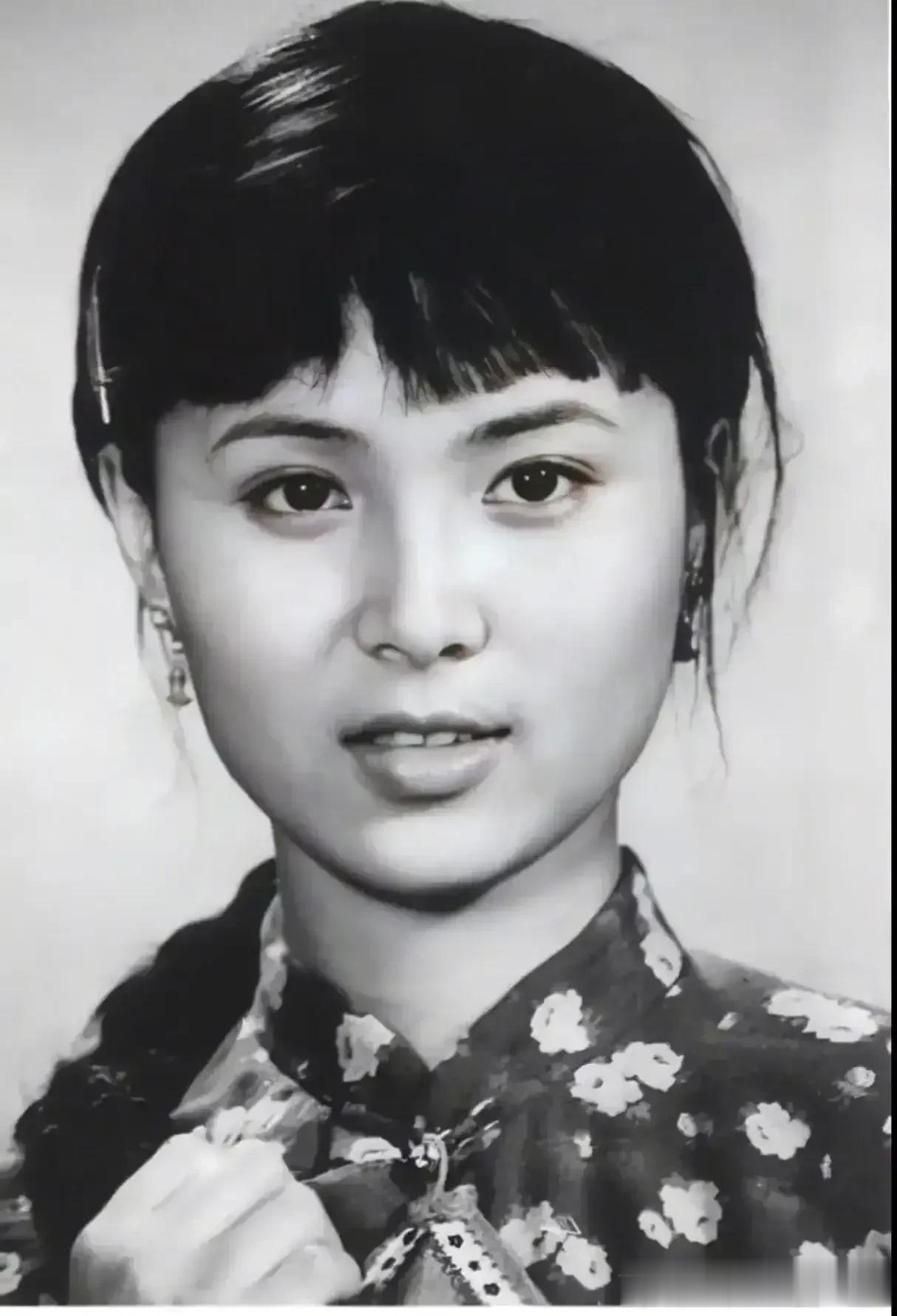 1985年，25岁的她留下了这一张大头照，在当时，她可是珠江电影制片厂的当家花旦