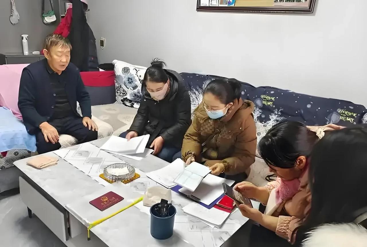 一个空巢老人申请低保有多难刘大爷是我的邻居，今年70岁。单身、无业。一个人住在