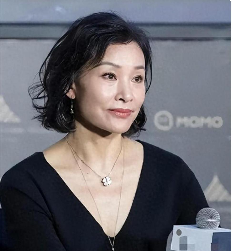 65岁陈冲回上海独居了。陈冲在上海国际电影节红毯上，被问到，回上海有什么感受吗