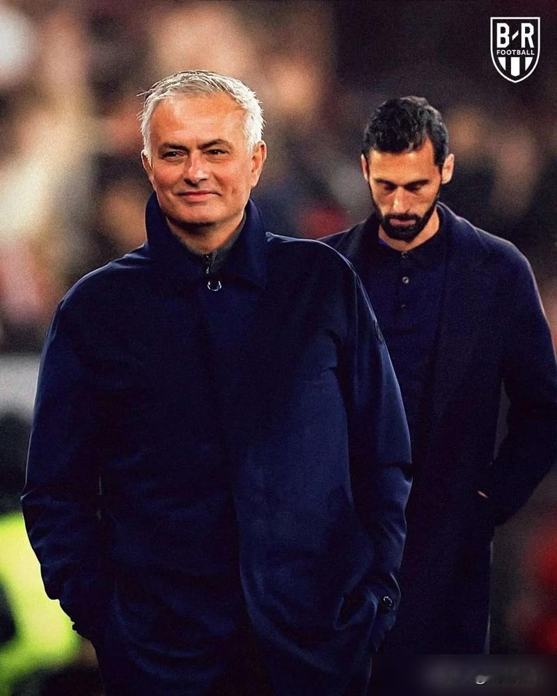 22场不败，换来的却是200个极端球迷堵门。你真以为穆里尼奥在乎这个？球迷骂