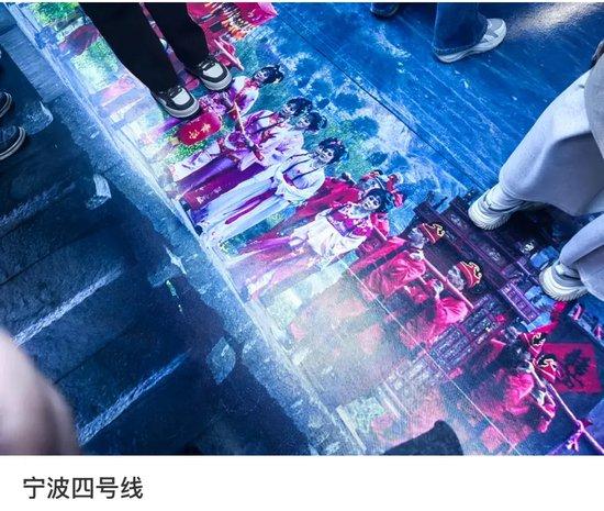 近日，浙江宁波地铁4号线车厢内的一组民俗主题广告引发了广泛争议，不少网友在微博、