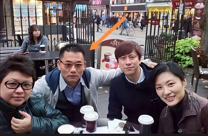 四个人中认识三个，韩红，解晓东，周涛。还有一个不知道是谁，你们认识吗？