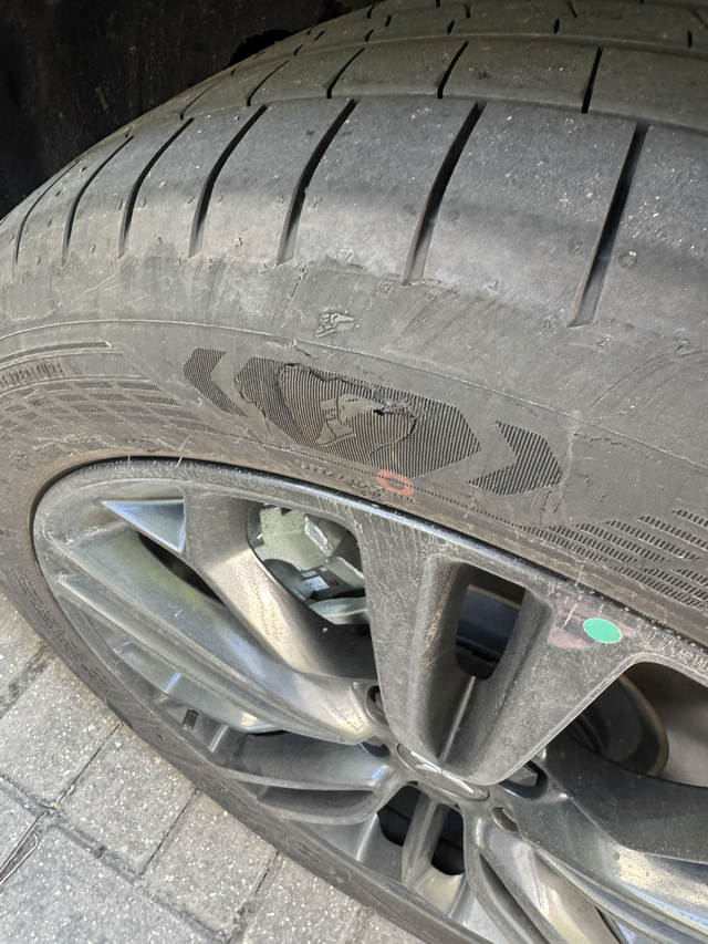 小鹏G6一个月换两次轮胎刚提车一个月两次轮胎剐划到要更换轮胎的程度，过往开车十