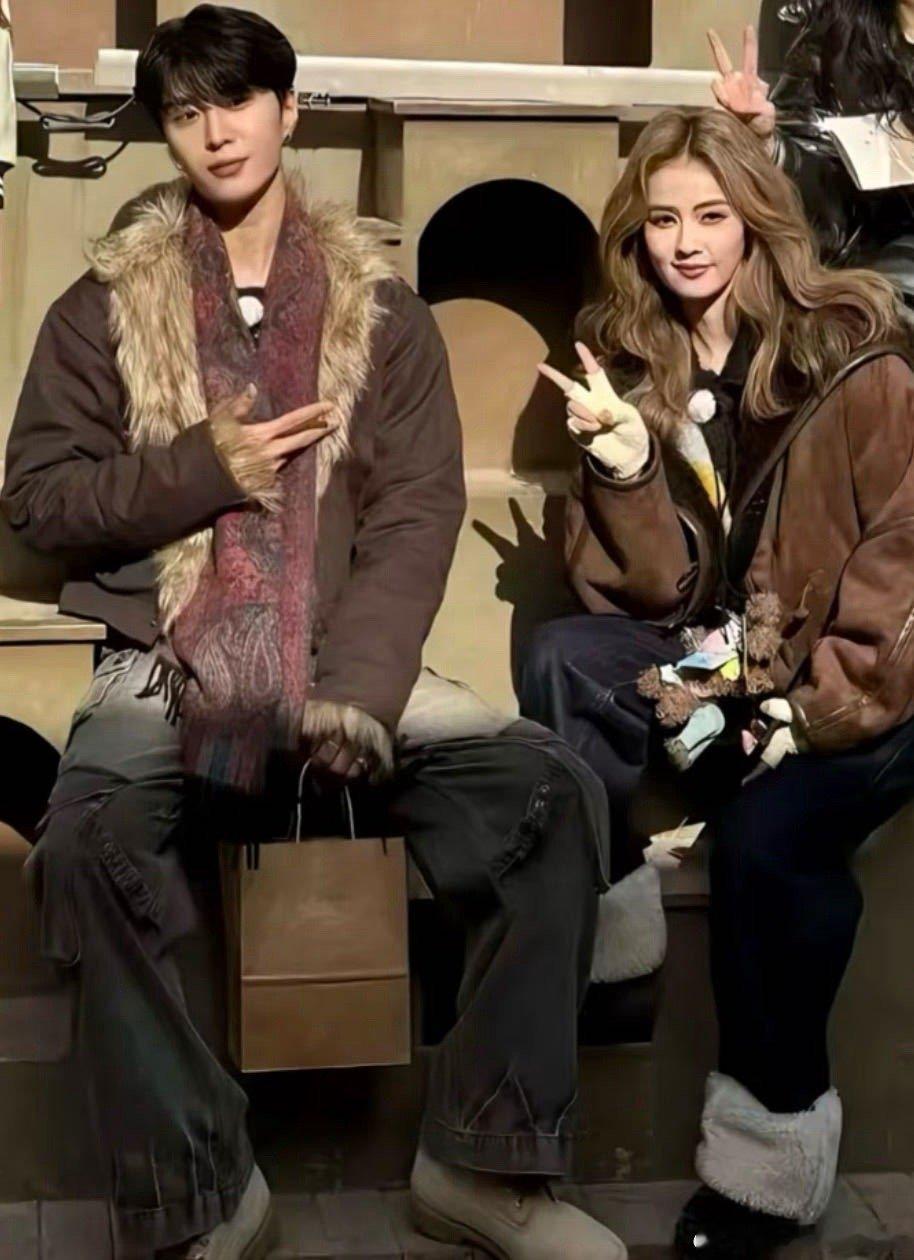 新疆拍摄现场神还原经典梗！白鹿当初一句调侃，如今范丞丞亲自兑现。就差翟子路前来观