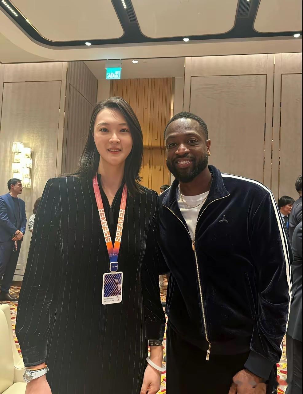 万万没想到，女神现实中居然比韦德还高，白瞎我看了十几年电视，现在才知道！[捂脸哭]