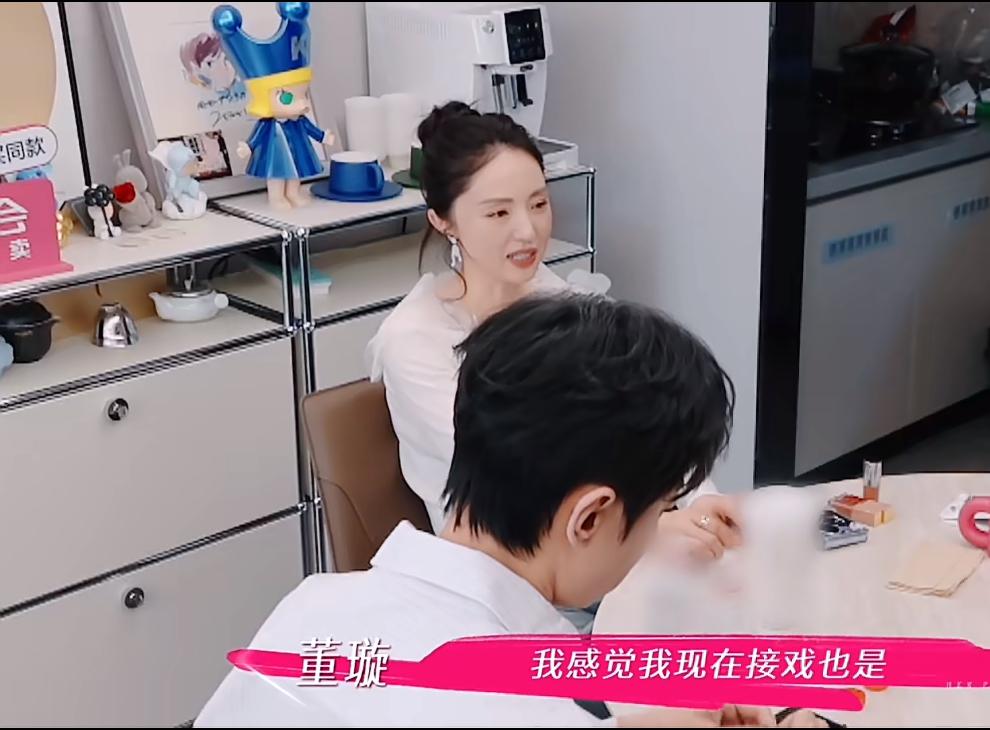 董璇说现在接戏是为了还债。原来董璇被前夫害惨了。因为与前夫公司有交叉持股，所