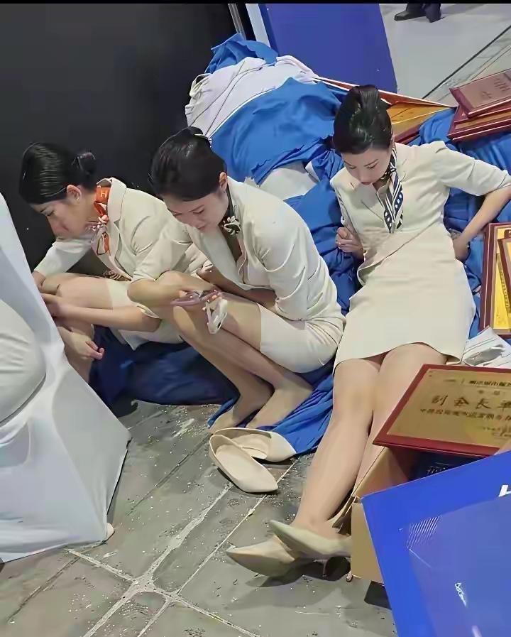大会服务员，在后台休息期间。