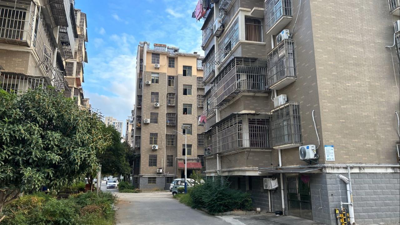 前阵子跟中介朋友唠嗑，他说现在老小区顶楼火得离谱。中间楼层挂半年没人问，顶楼却成