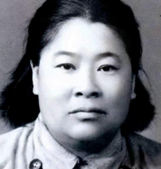 1933年，许世友听说部队有一位出身武当的女侠，便想要切磋一番，他好歹也是出自少