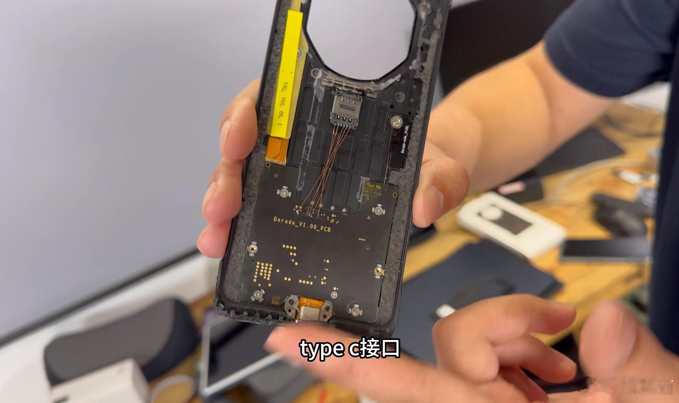 你们还记得华为之前推出过专门的5G手机壳吗？因为现在华为手机有了5G了，这个额外