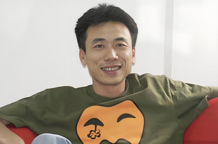 蔡崇信的婚姻危机，让人想起曾经身价百亿的土豆网老板王微。王微婚内出轨芭