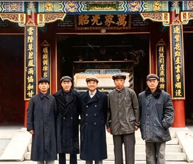 1960年，陈赓大将与特赦不久的杜聿明、宋希濂、王耀武与周振强在颐和园聚会时的合