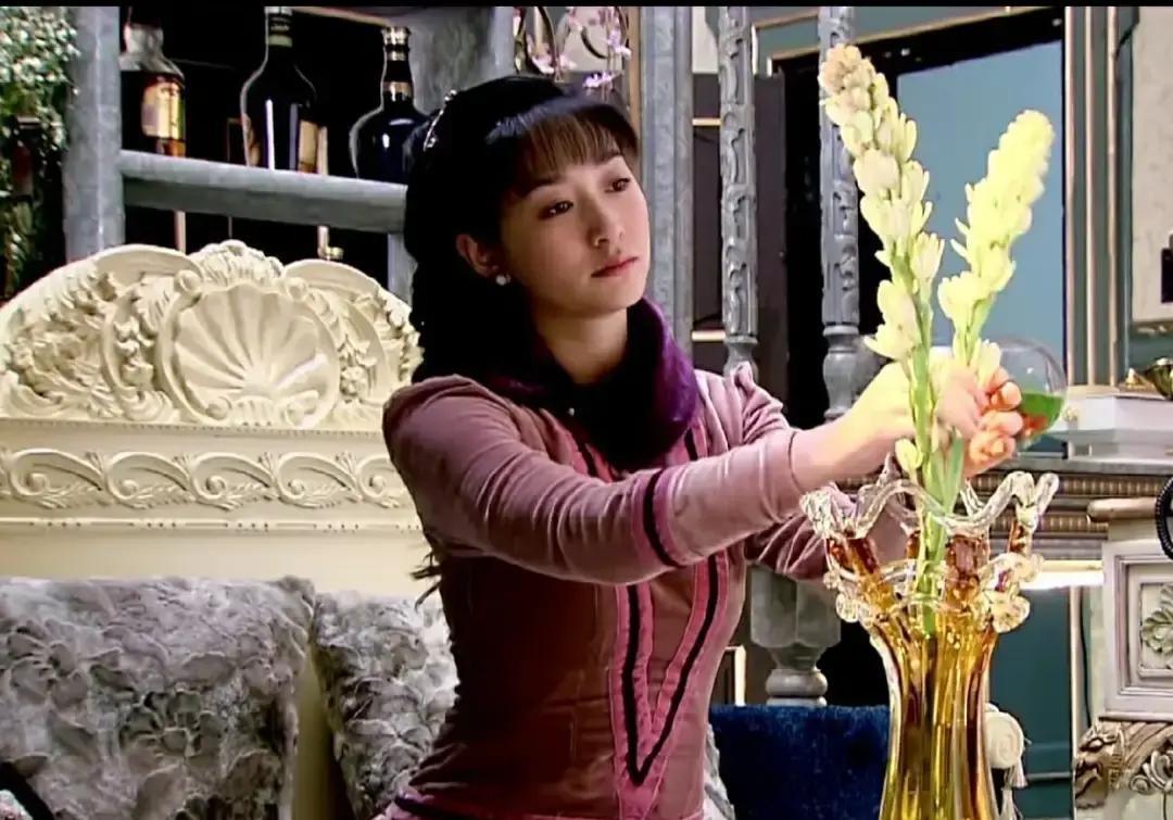 当年看《来不及说我爱你》，总觉得李小冉演的尹静婉哪里不对劲，身段看着有些笨重，完