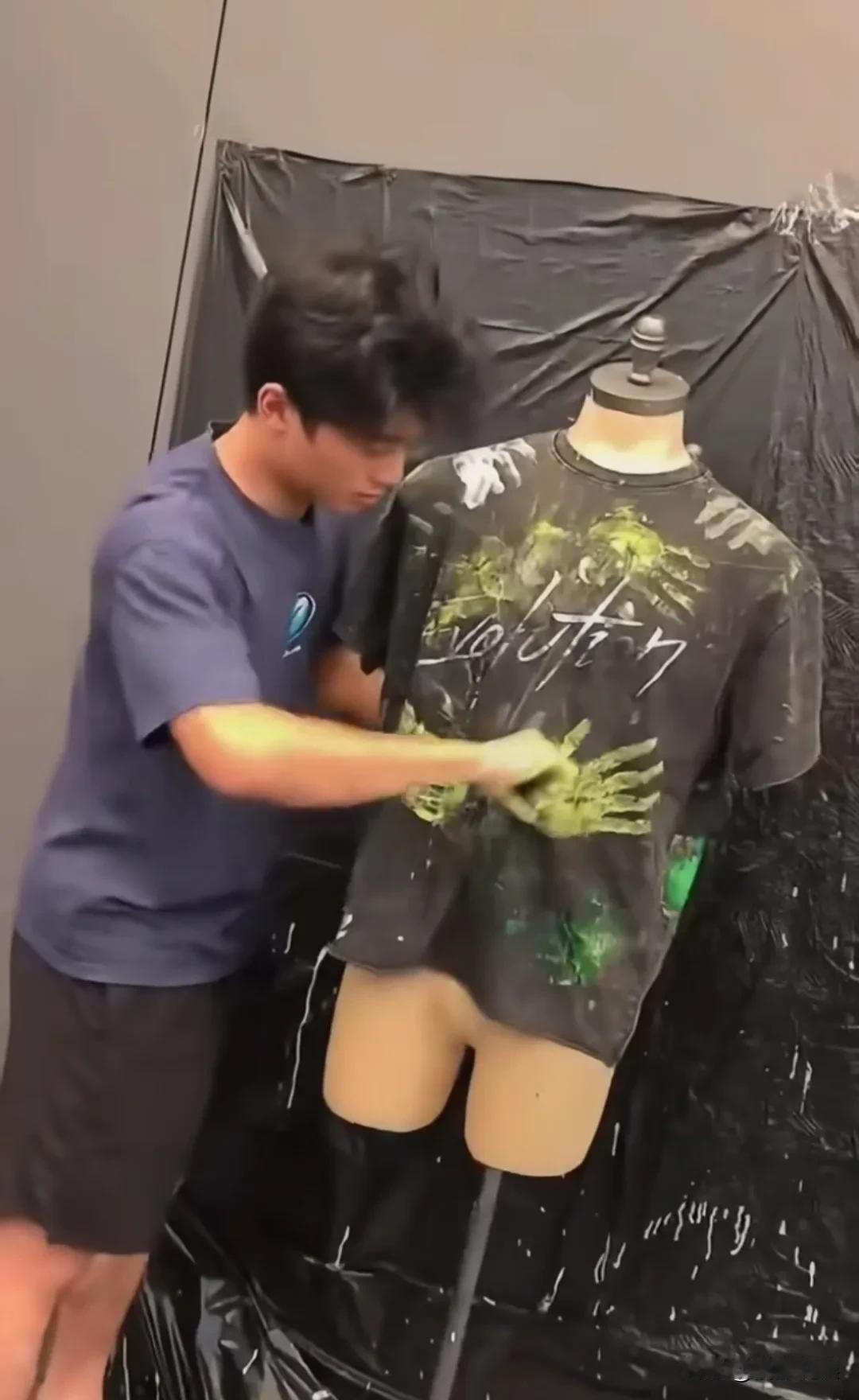 我就说，谢霆锋演唱会上这件衣服，穿了一天又一天就没换过，一看就是很喜欢，而且网上