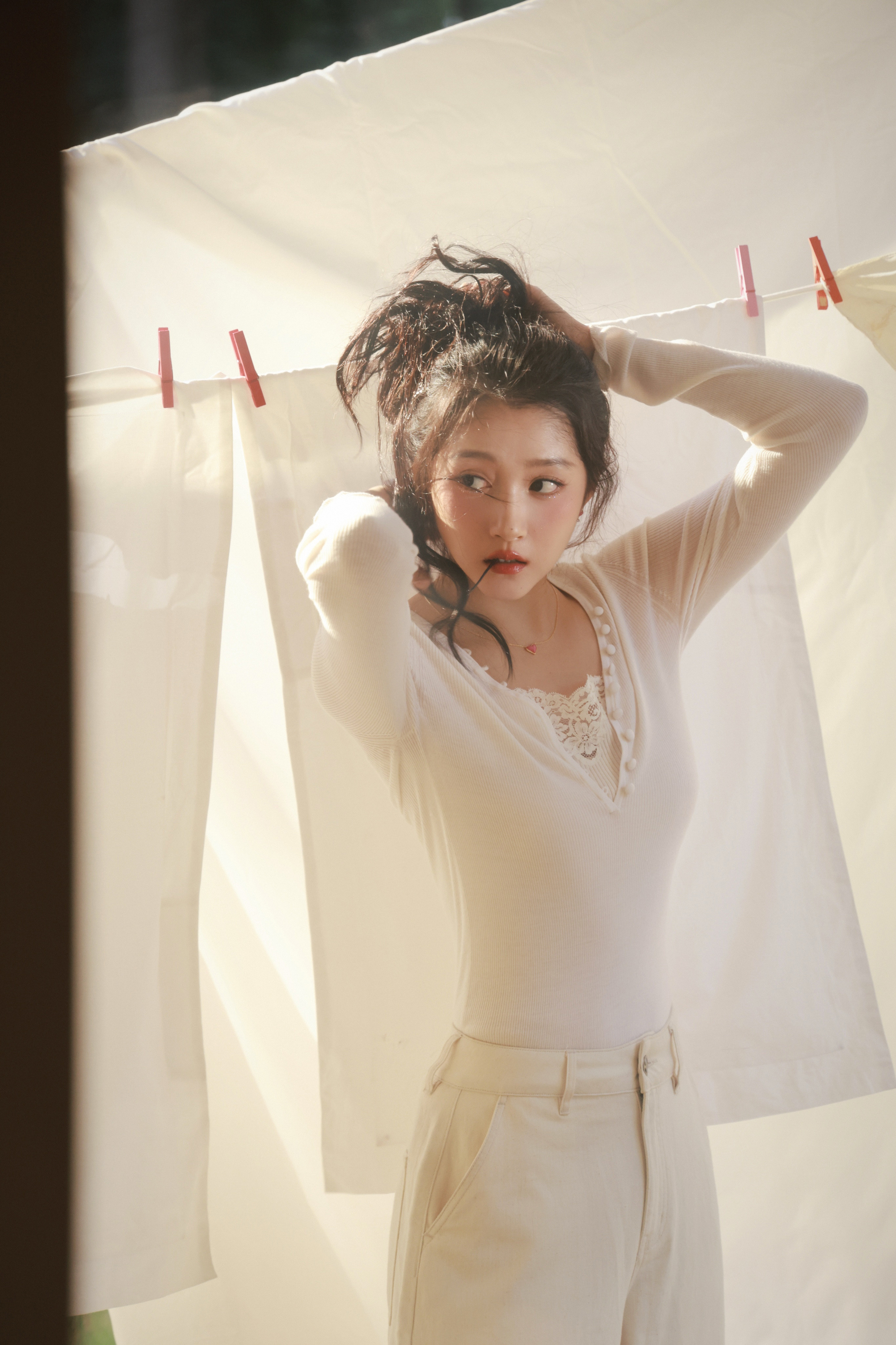 关晓彤开年刊关晓彤时尚表现力太好了，太喜欢这次的风格了