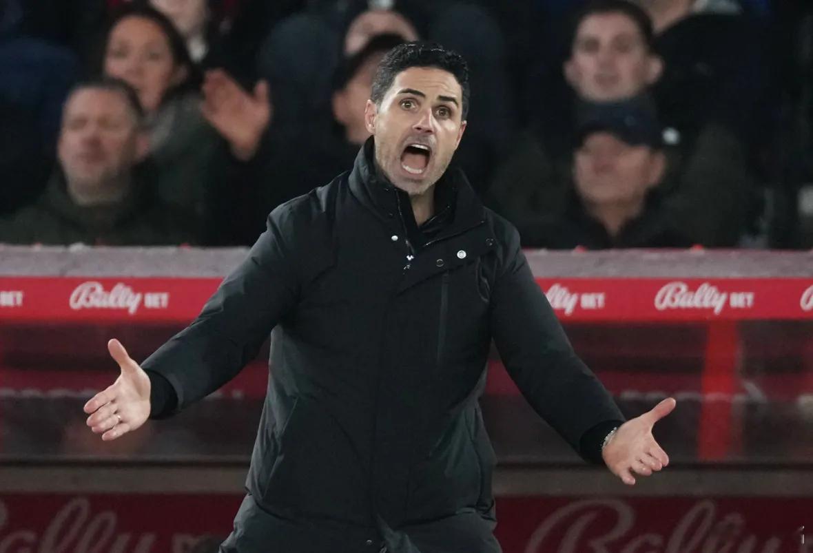 诺丁汉森林0比0阿森纳给你机会，你不中用。本来阿森纳这场获胜的话，领先曼城可以