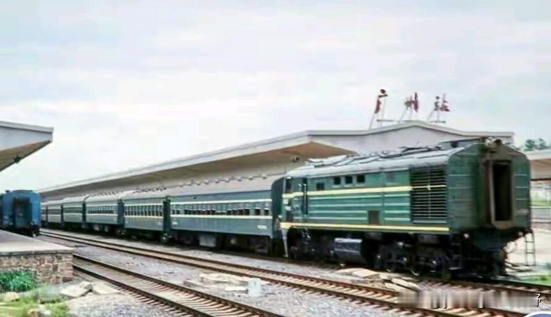 一张可能是80年代早期广州火车站的老照片。照片中一台老东风内燃机车以车头端连挂着