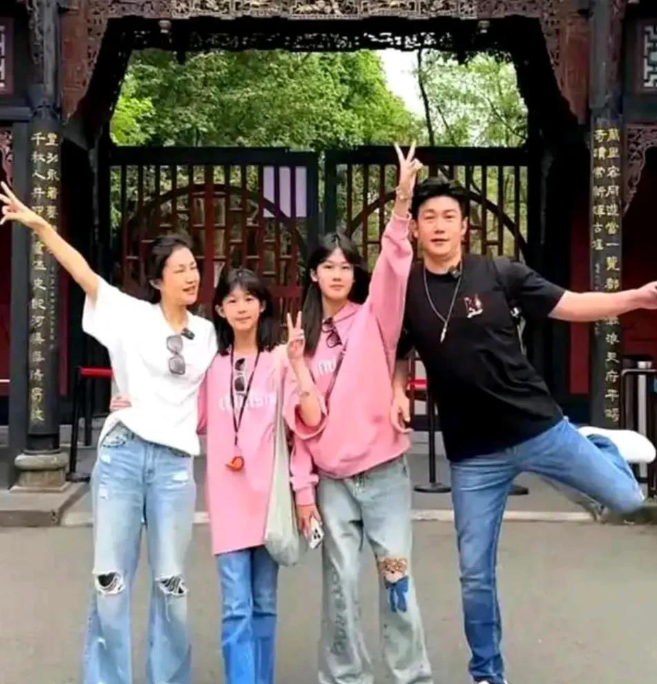 陆毅一家四口游玩照，带着孩子们，享受一段愉快的美好时光。画面好温馨。父母基因强大