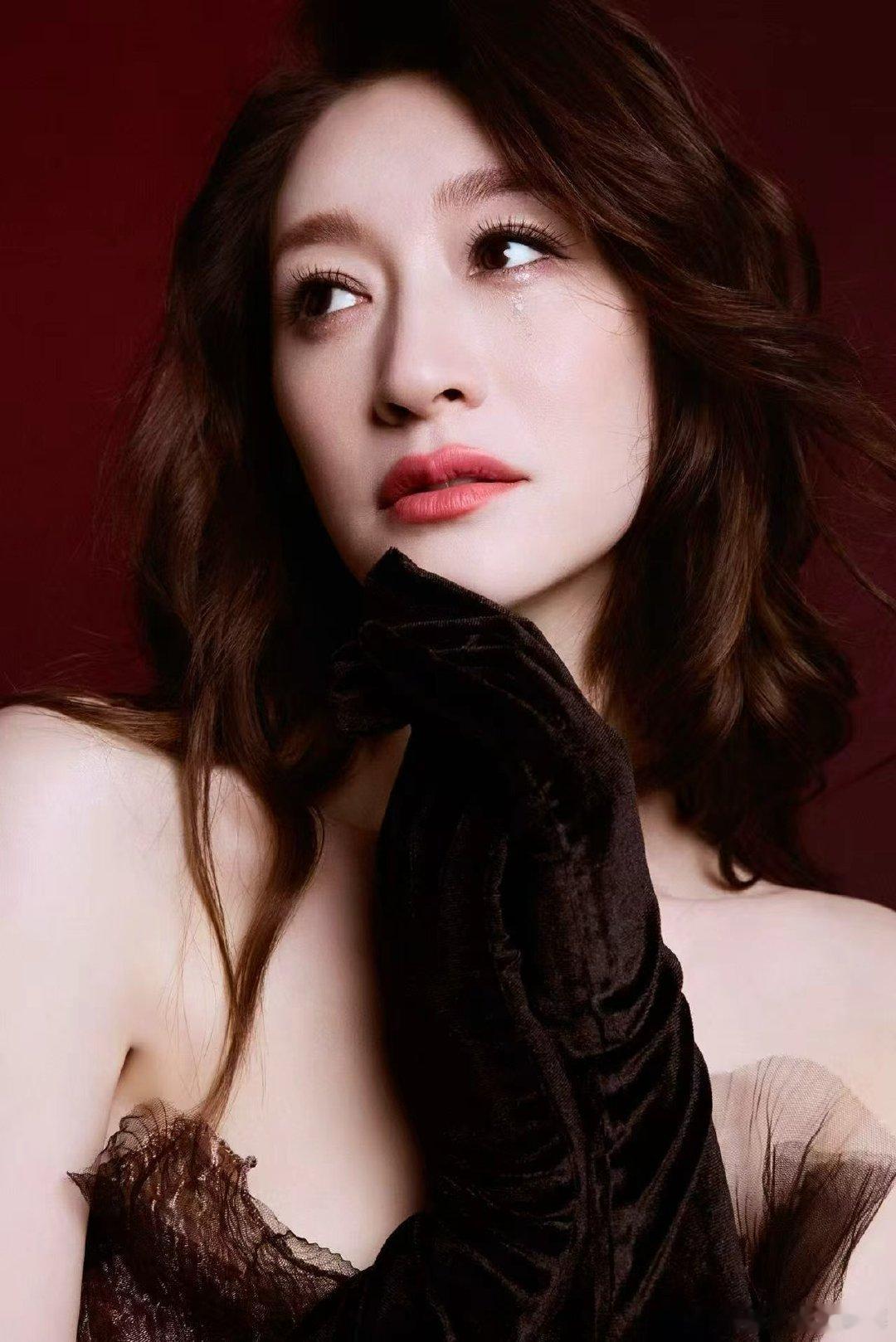 李小冉泪痕妆李小冉一道华丽的泪痕已经开始期待姐姐下次的舞台了！这次的泪痕妆已经