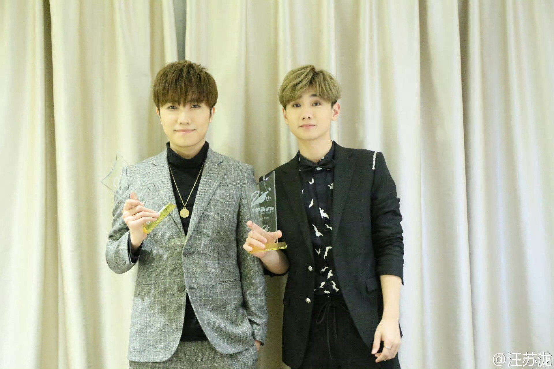 汪苏泷给徐良演唱会送花篮汪苏泷给徐良演唱会送了20个红色应援花篮，兄弟到位牌面