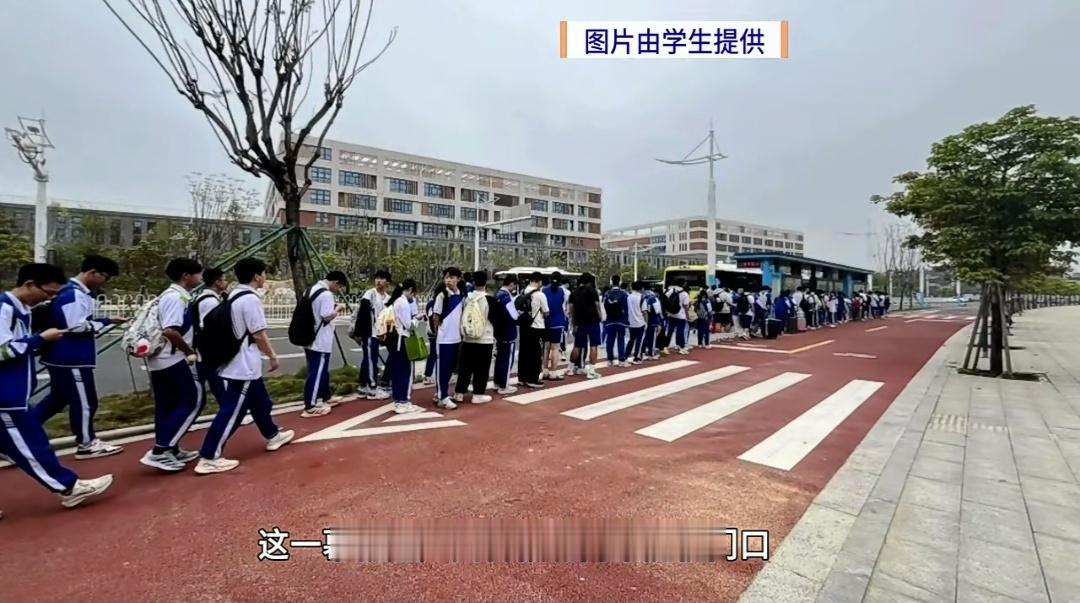 震撼！这是广州一学校学生周末回家大排长龙的场面。没想到广州科教城的学生回个家