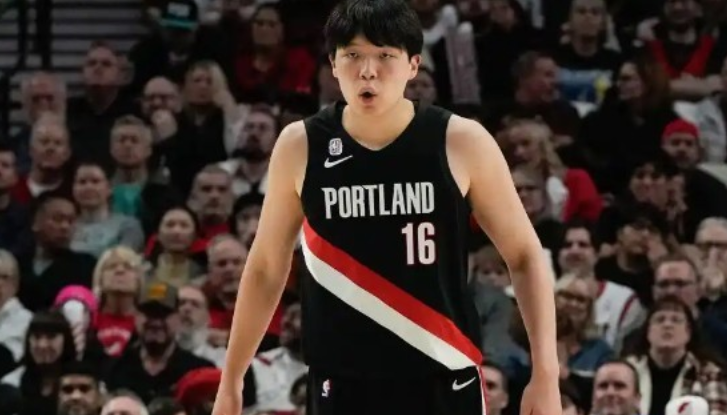 5分16秒的NBA启蒙课！杨瀚森首秀2分1板+被隔扣+遭戈贝尔大帽，比卢普斯：他需要时间