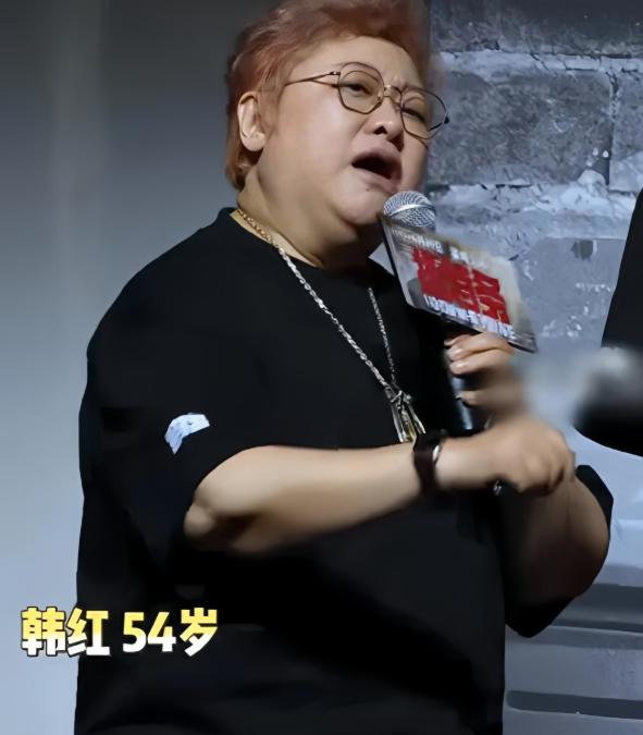 韩红或许还在反复琢磨自己现场发言哪里不妥，实际上单看她当日的表态，放在宣传场合本