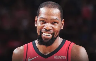 NBA常规赛，火箭以140-106战胜爵士。本场比赛，火箭球员凯文-杜兰特出