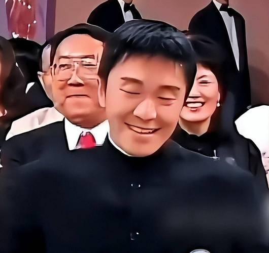 杀青8年换了两个男主，《美人鱼2》还在难产，星爷被两个主角坑惨了。 周星驰新