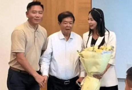 曹德旺近况，头发稀疏瘦脱相，走路也要人扶了！