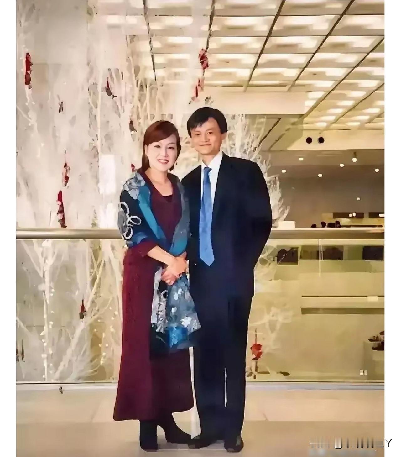 这张照片展现出了马云与心目中偶像2004年在东京的情景，彼时马云站在偶像旁边一脸