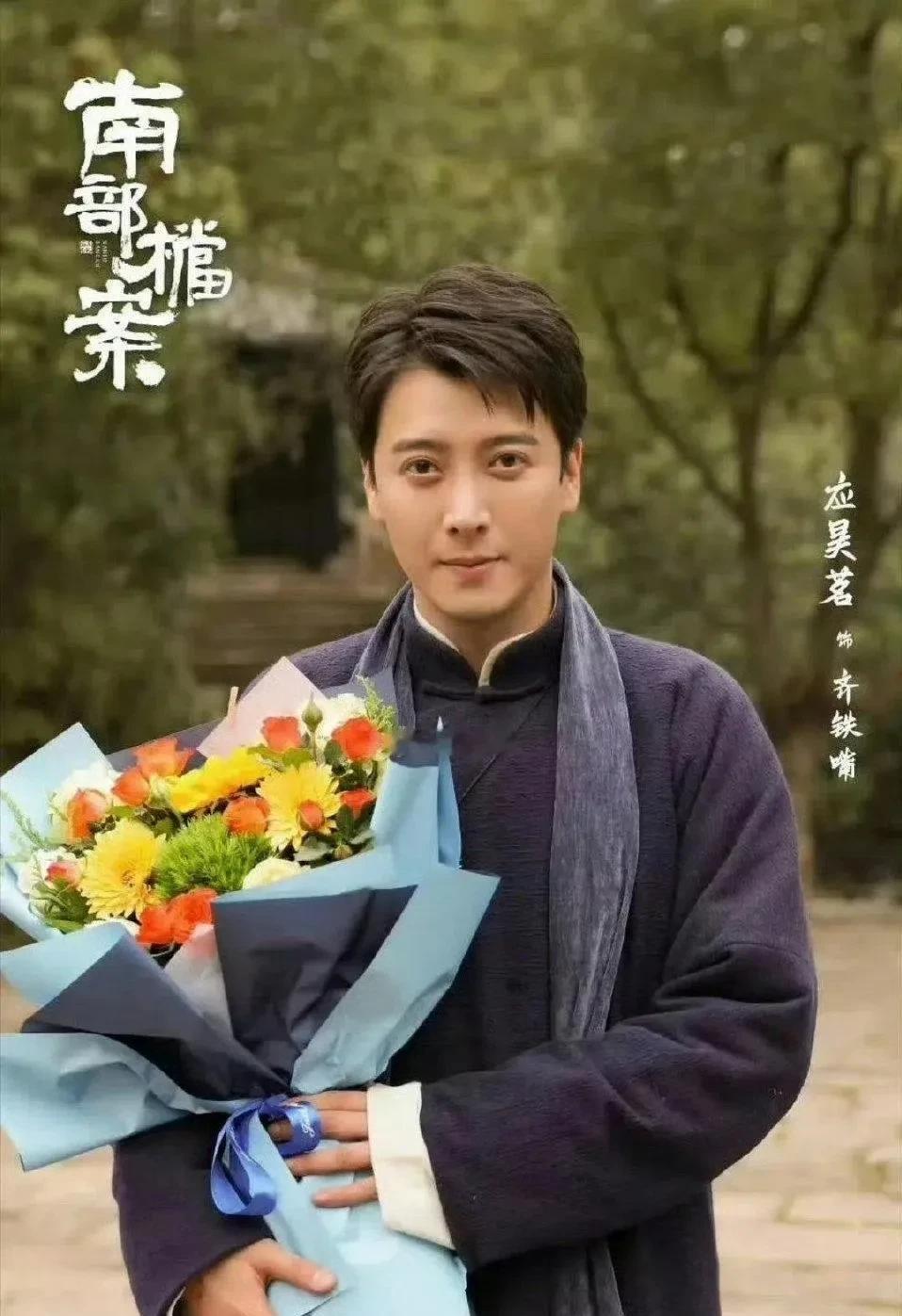 天呐！这…不说还真以为是同一个人。[？？？]网友说：她住的附近有一个人和她很