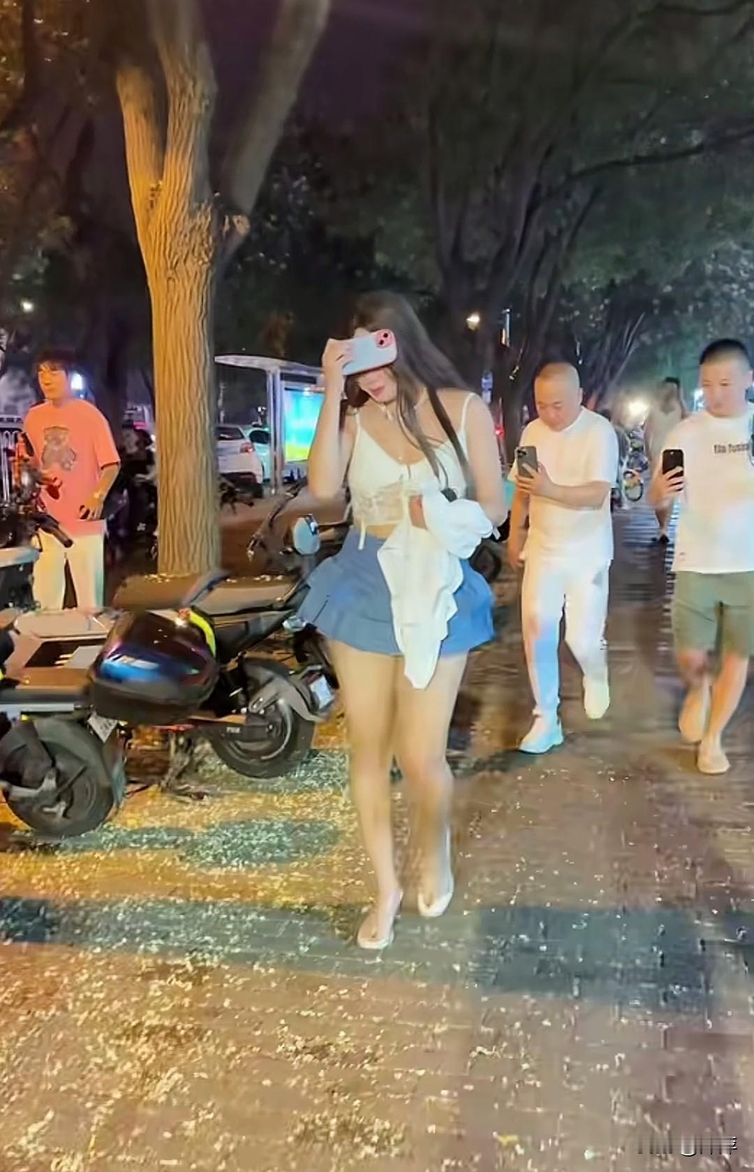 这么跟着拍人家有点不太好吧！