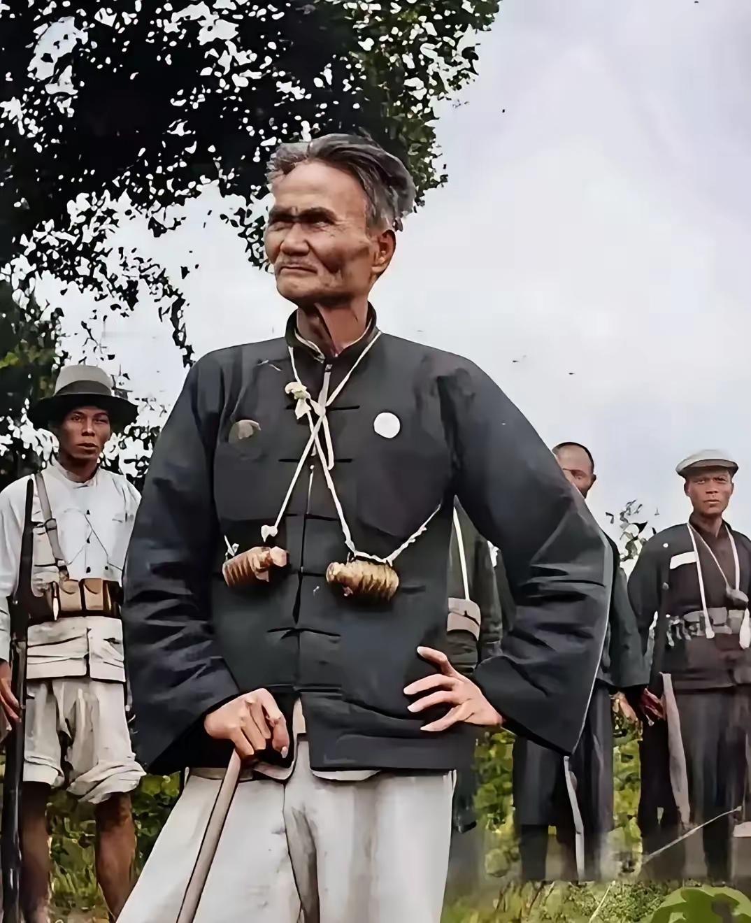 照片中的这位老人名叫胡祝南，在他年过六旬的时候，面对日寇侵略他的家乡，毅然变卖2