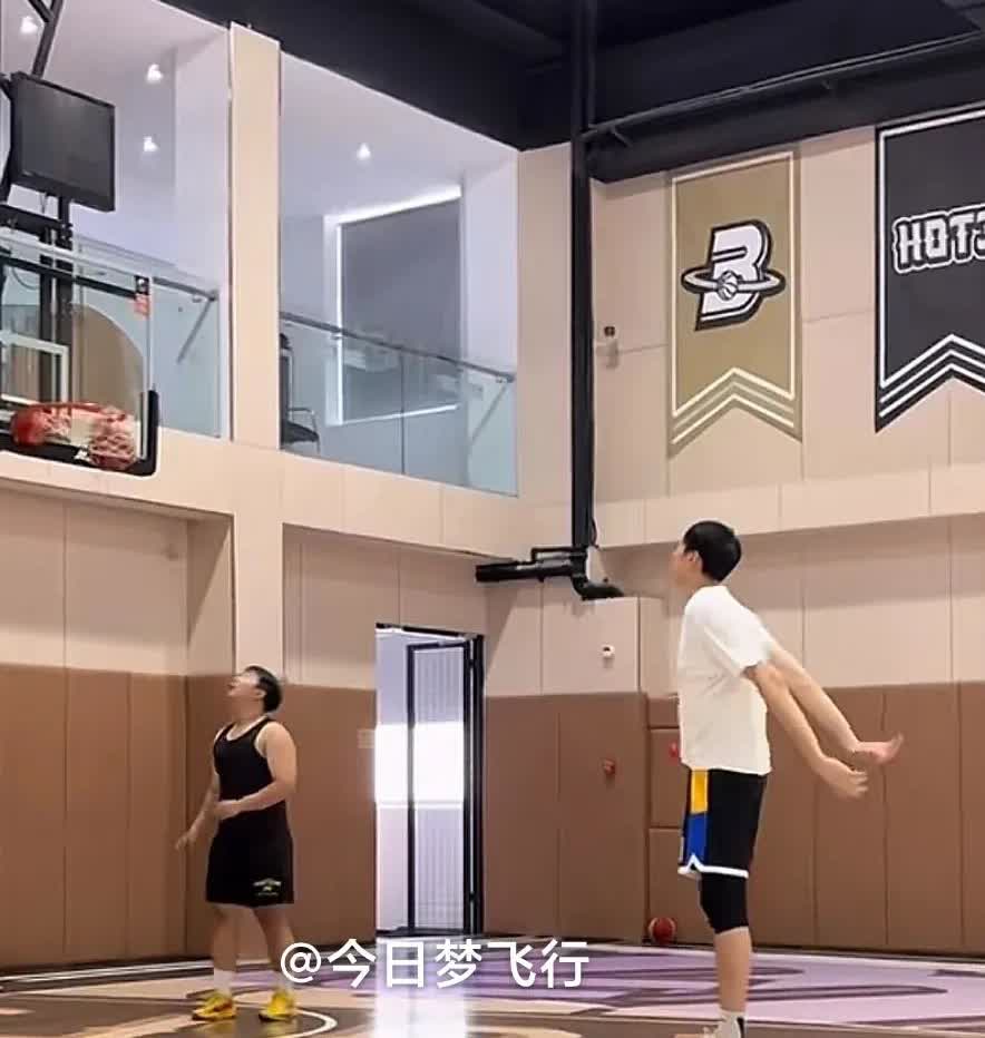 周琦已经回国，今日上午在青岛恢复训练！去美国疗伤的北京队球员周琦，已经回