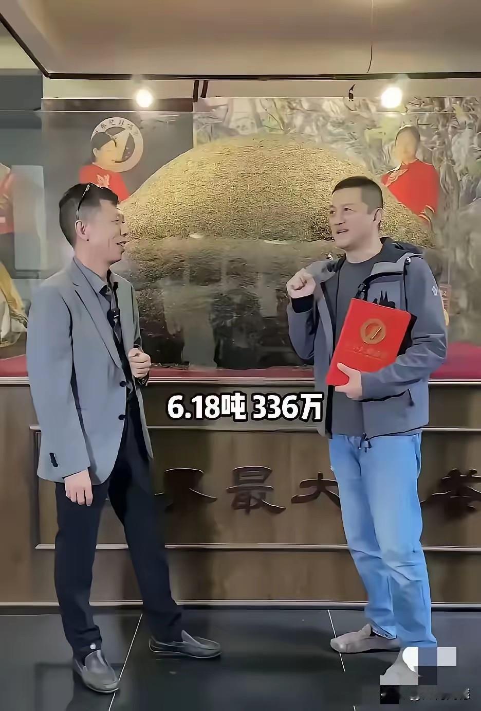 李亚鹏对茶叶还是很有研究的，据说他手里有最大的一块茶，价值几百万，最早认识李亚鹏