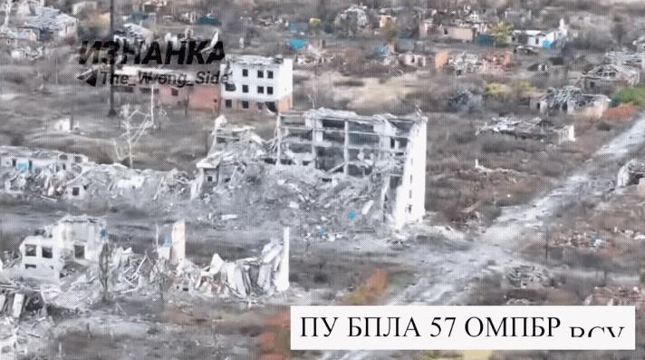 俄军不讲武德的打法，让乌军吃不消！俄军无人机在沃尔昌斯方向，一处废墟内发现了一个