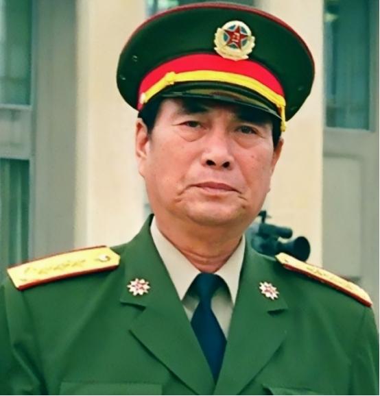 1979年对越自卫反击战，时任127师师长张万年，麾下17岁新兵吴建国抱着敌人滚