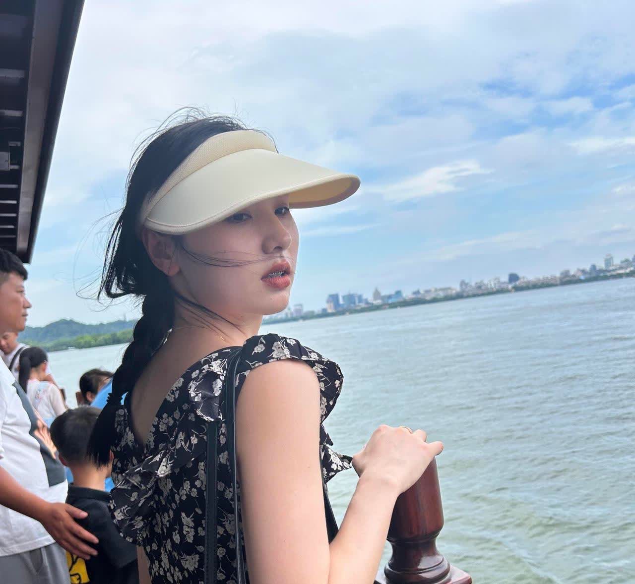 刘亦菲弄牙齿了？我说仙女向来自信，怎么可能因为牙齿问题戴牙套呢？正好最近