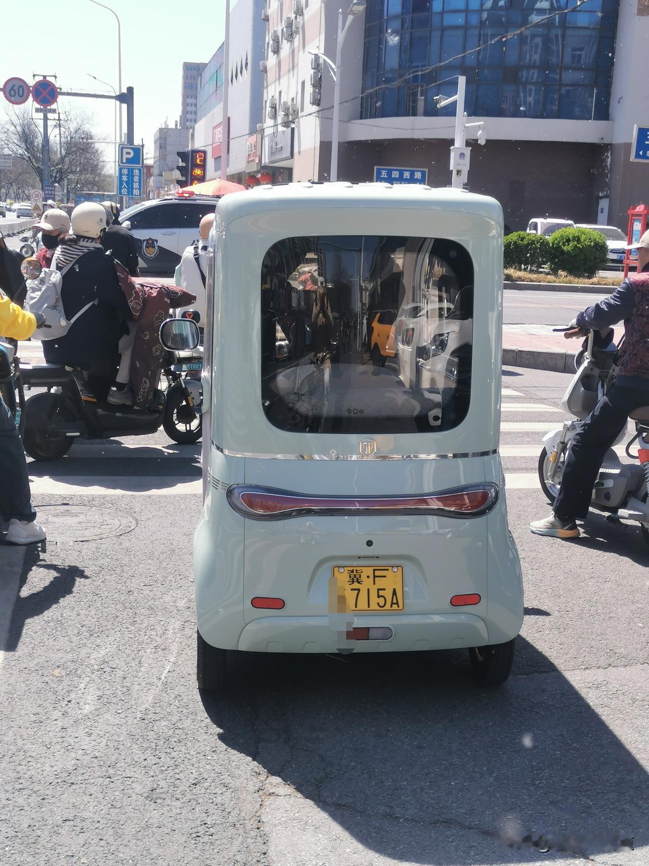 老头乐挂上了机动车的牌照，在保定市的街头啊，还真不多见！今天（4月10日）上午