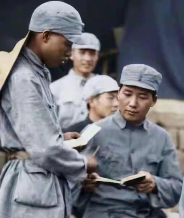 这张延安老照片里的毛主席真的帅，气质绝了。他弯着腰教两个十四五岁、没上过学的小八