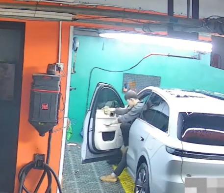 “脸都不要了！”山西一女车主洗车后称手机现金丢失，未查监控便拍视频网曝18岁洗车