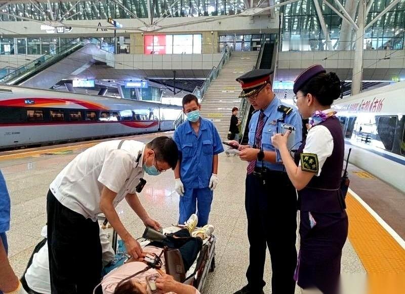 一个大老爷们，跌跌撞撞扑进高铁餐车，舌头打结，连半个字都吐不清楚。惊恐，无助。