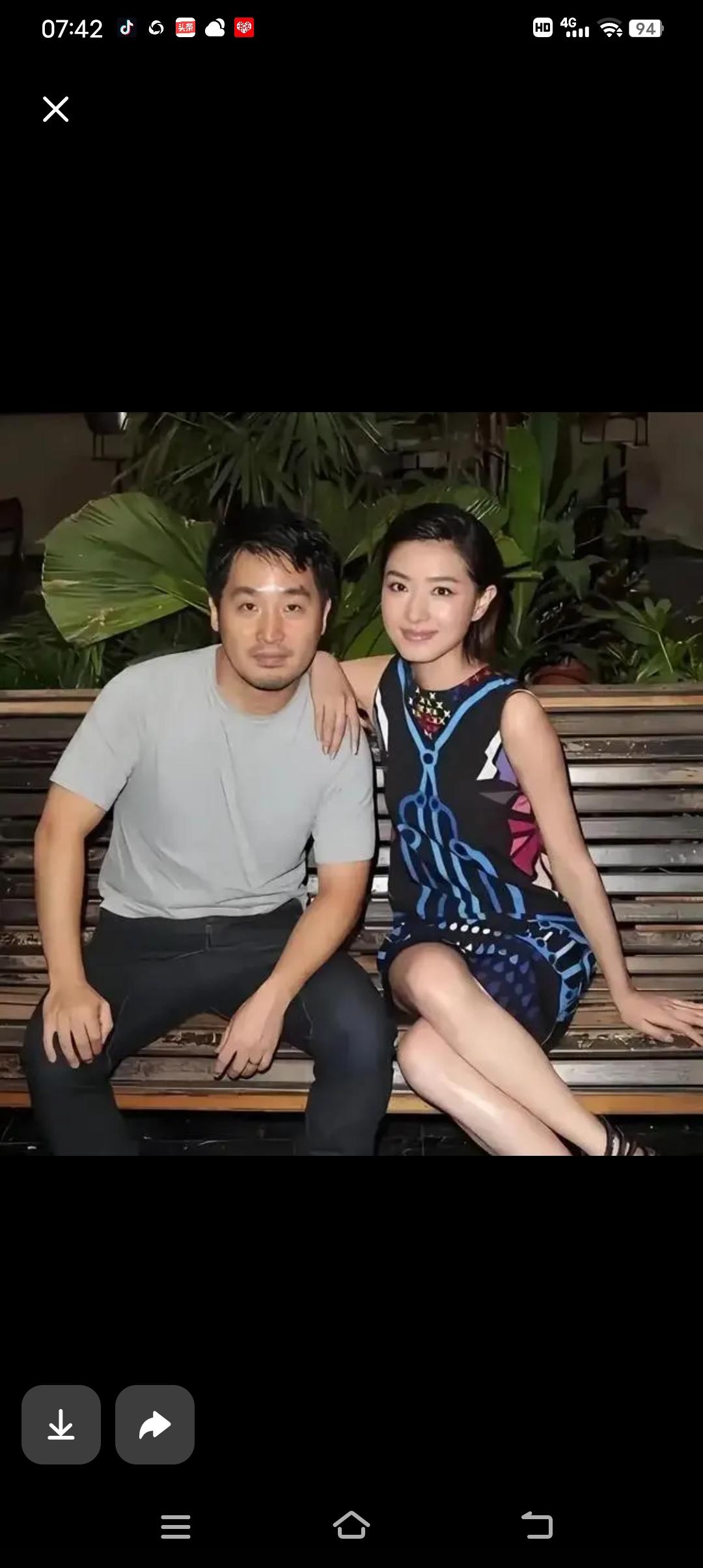 不知他看了她的吻戏心情如何？是甜？是苦？万茜长的确实很精神，五官精致，气质